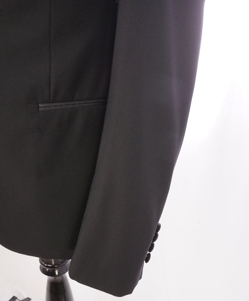 ARMANI COLLEZIONI - Black Textured Peak Lapel "M Line" Slim Suit - 38R