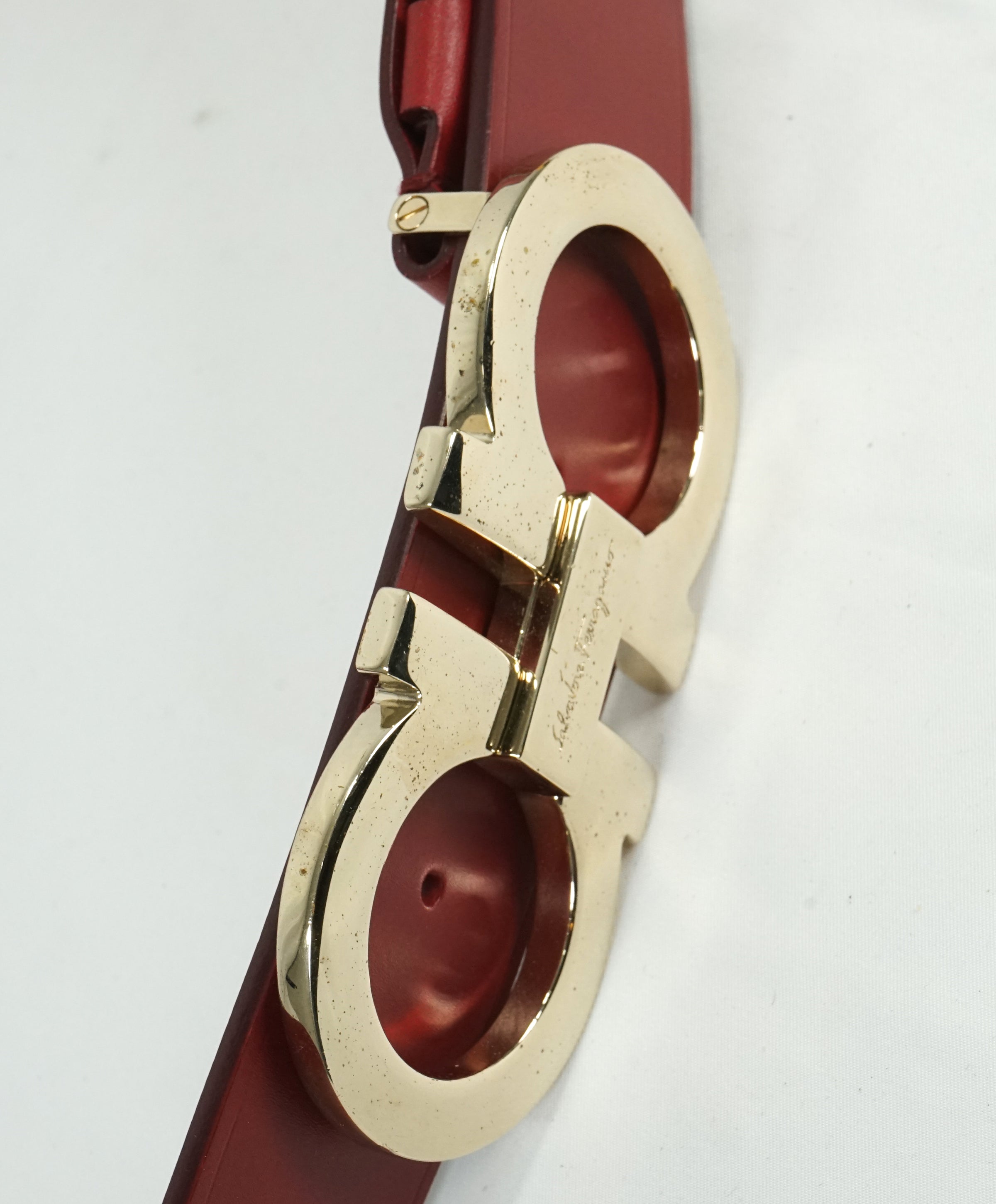 SALVATORE FERRAGAMO - Red & Gold Oversized Leather Gancini Belt - 40W –  Luxe Hanger