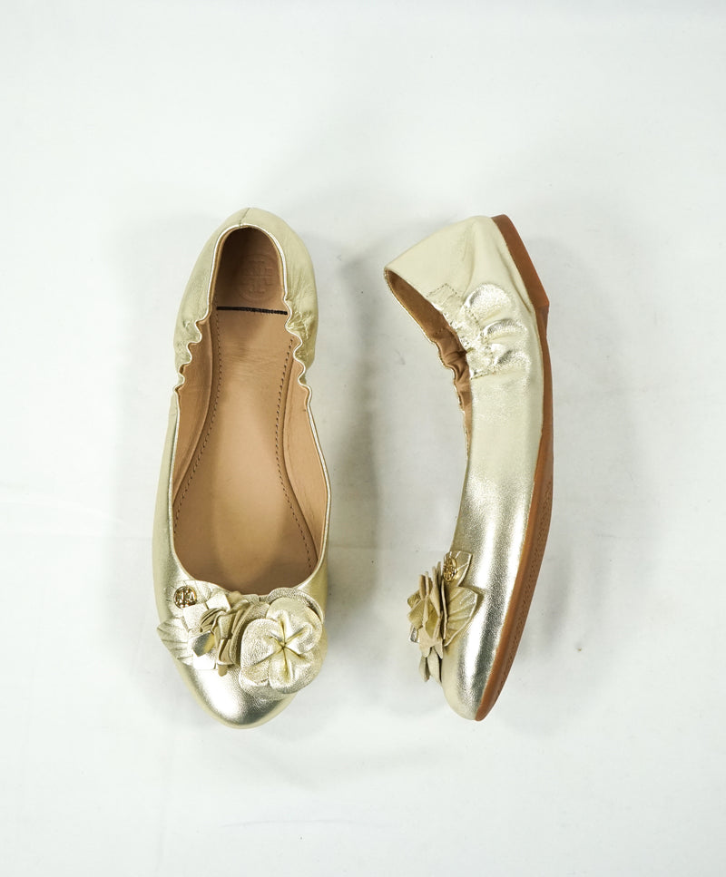 TORY BURCH - Gold Tone Abstract Flower Bow Flats W Logo - 7.5