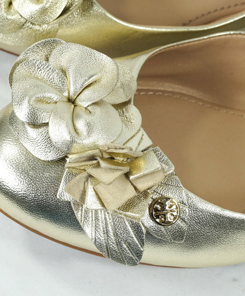 TORY BURCH Gold Tone Abstract Flower Bow Flats W Logo 7.5 Luxe Hanger
